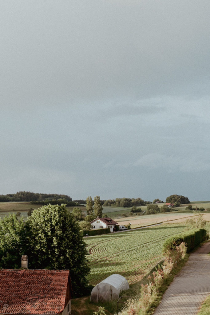 Champs et maisons à Thierrens, dans le Gros-de-Vaud
