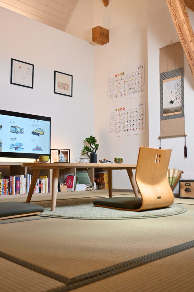 Espace de cours sous les poutres, table basse japonaise