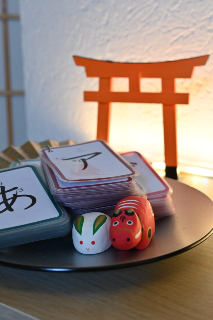 Cartes de kana et petit torii sur la table